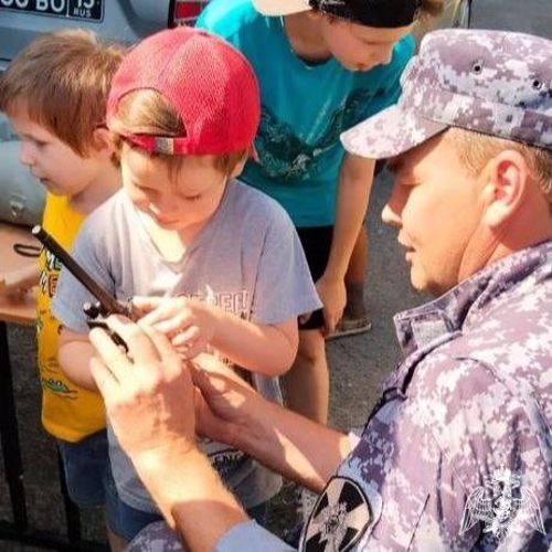 Сотрудники Росгвардии рассказали воспитанникам «Семейного центра помощи семье и детям» о своей службе