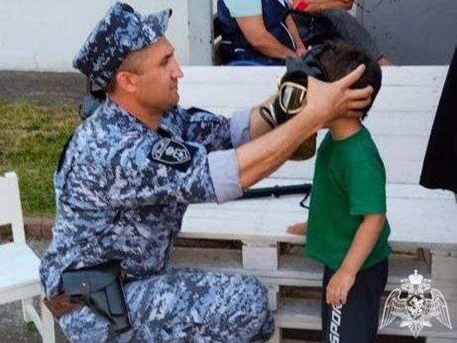 Сотрудники Росгвардии рассказали воспитанникам «Семейного центра помощи семье и детям» о своей службе