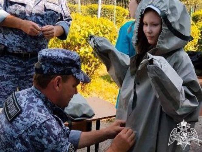 Сотрудники Росгвардии рассказали воспитанникам «Семейного центра помощи семье и детям» о своей службе