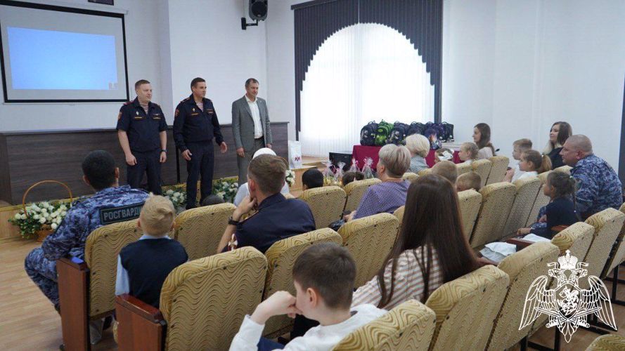Сотрудники Росгвардии присоединились ко Всероссийской акции «Помоги собраться в школу» в Подмосковье