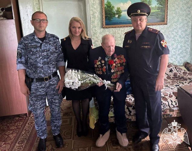 Росгвардейцы поздравили участника великой отечественной войны с 99-летием в Подмосковье 