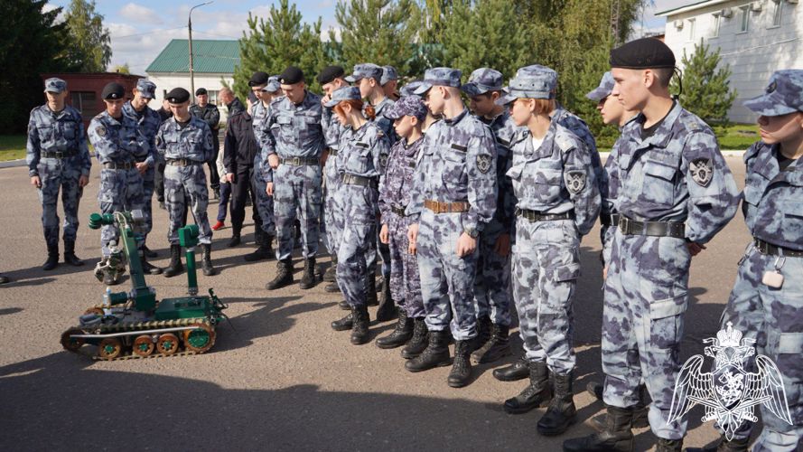 Сотрудники ОМОН «Русич» провели экскурсию для курсантов военно-патриотического объединения «Кобальт»