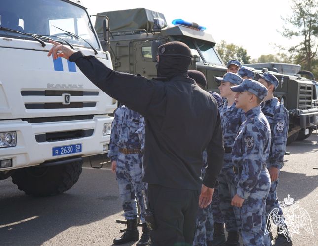 Сотрудники ОМОН «Русич» провели экскурсию для курсантов военно-патриотического объединения «Кобальт»