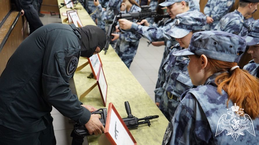 Сотрудники ОМОН «Русич» провели экскурсию для курсантов военно-патриотического объединения «Кобальт»
