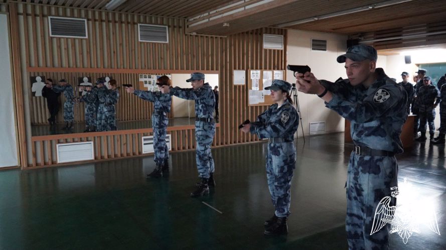 Сотрудники ОМОН «Русич» провели экскурсию для курсантов военно-патриотического объединения «Кобальт»