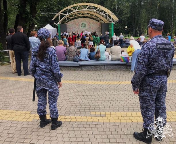 Сотрудники подмосковного главка Росгвардии провели патриотические мероприятия, посвященные Дню государственного флага