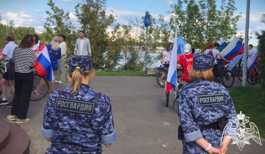 Сотрудники подмосковного главка Росгвардии провели патриотические мероприятия, посвященные Дню государственного флага