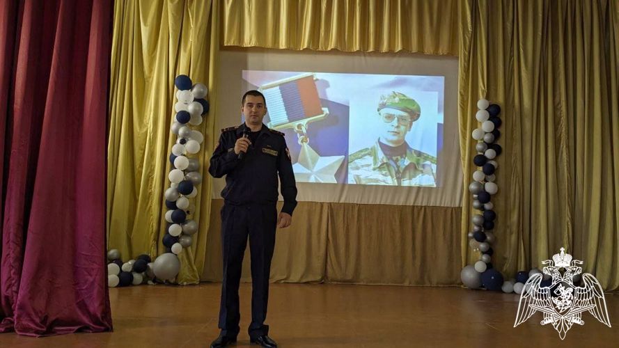 Подмосковные росгвардейцы рассказали ребятам о генерал-полковнике Анатолии Романове