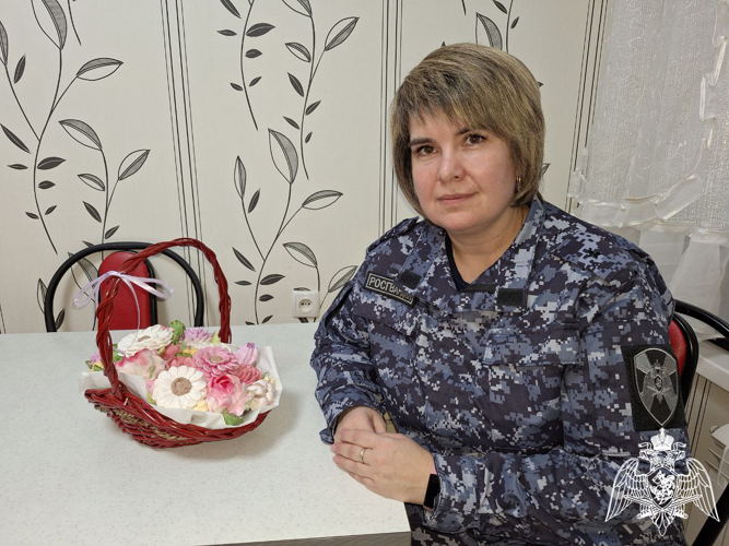 Офицер Росгвардии рассказала о своем хобби- приготовлении зефирных букетов