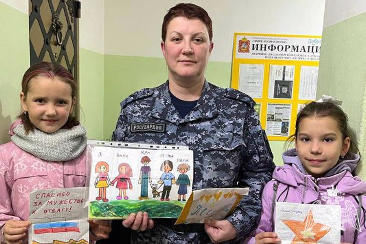 Подмосковные школьники написали письма поддержки росгвардейцам - участникам специальной военной операции