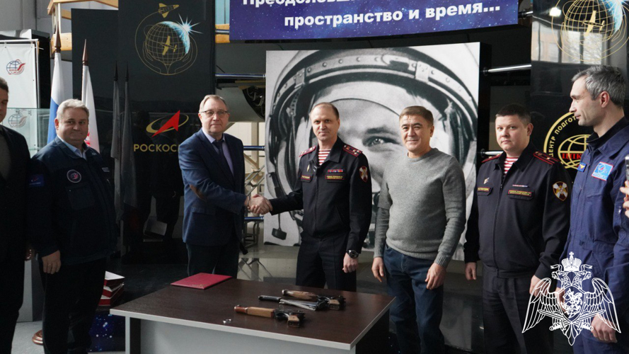 В Подмосковье оружие космонавтов, хранящееся в Росгвардии, передали в музей Центра подготовки космонавтов