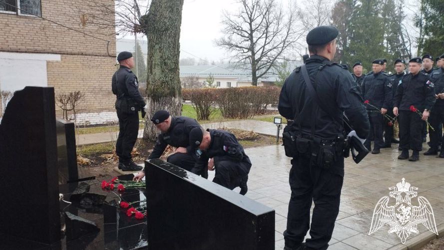 Сотрудники спецподразделений подмосковного главка Росгвардии почтили память погибших сослуживцев
