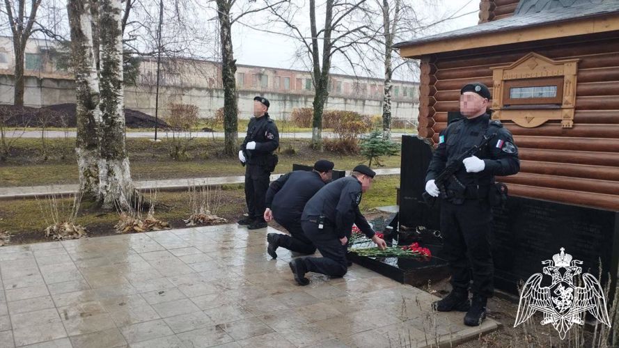 Сотрудники спецподразделений подмосковного главка Росгвардии почтили память погибших сослуживцев
