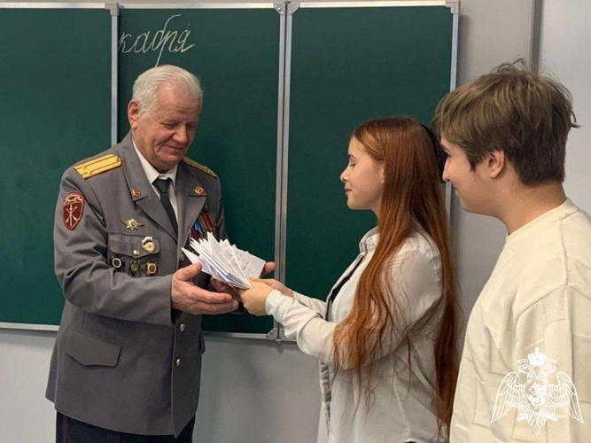 Сотрудники Росгвардии провели патриотические уроки, посвященные Дню Героев Отечества в Подмосковье