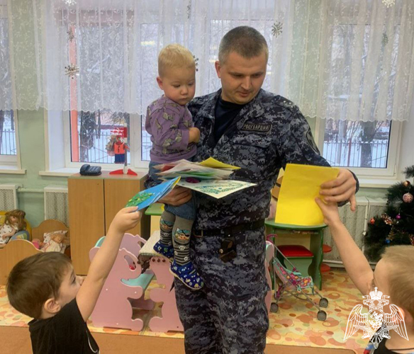 В Подмосковье сотрудники Росгвардии присоединились к ежегодной ведомственной акции «Дед Мороз специального назначения»