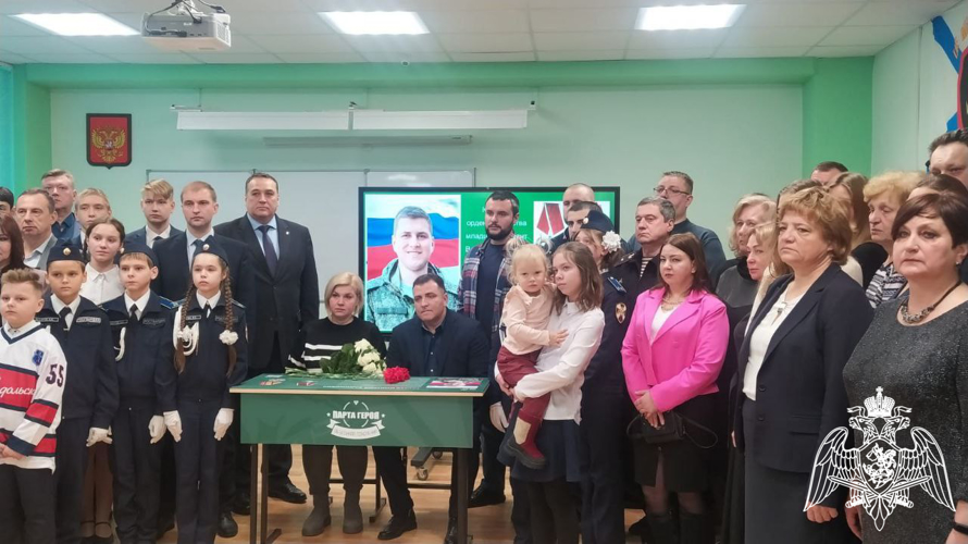 Кадеты гвардейского класса Росгвардии приняли участие в открытии «Парты Героя» в Подольске