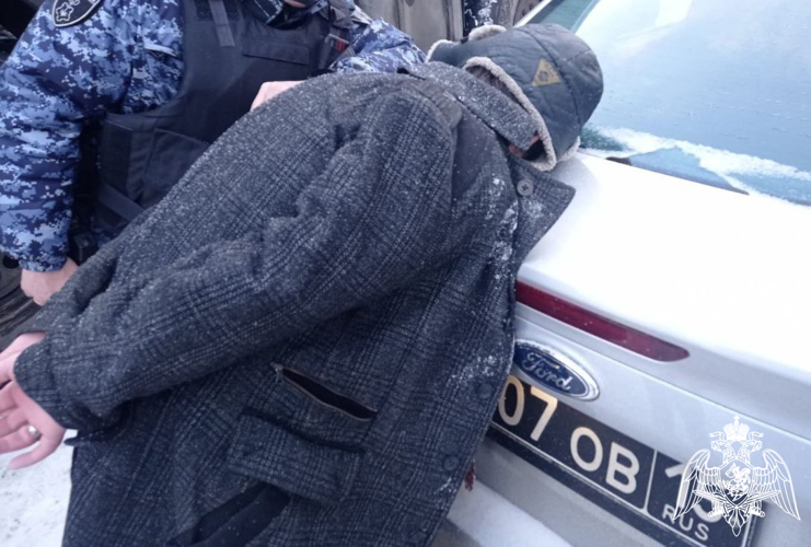 Сотрудники Росгвардии задержали пьяного гражданина, который шел по улице с ножом