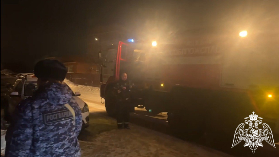 Сотрудники Росгвардии эвакуировали более 40 человек из задымленного дома в Ступино