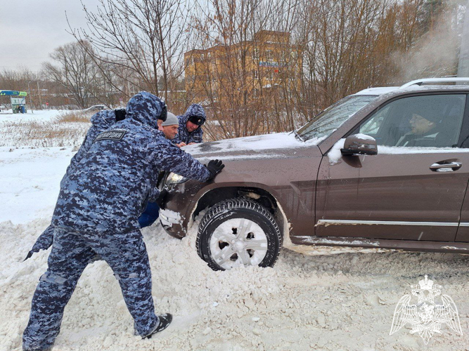 Сотрудники Росгвардии оказали помощь водителям во время снегопада в Подмосковье
