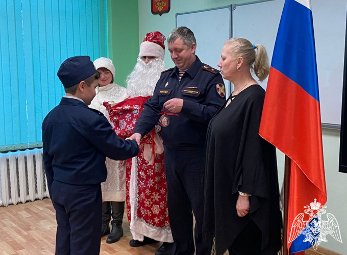 В Подмосковье Дед Мороз специального назначения поздравил кадетов гвардейского класса Росгвардии с наступающими праздниками