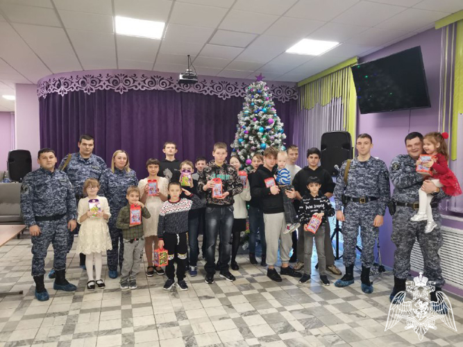 В Подмосковье сотрудники Росгвардии принимают участие в ежегодной ведомственной акции «Дед Мороз специального назначения» 