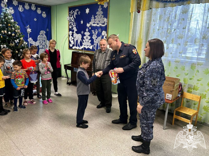 В Подмосковье сотрудники Росгвардии принимают участие в ежегодной ведомственной акции «Дед Мороз специального назначения»