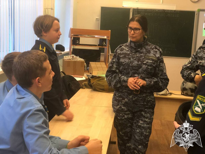 В День Конституции России росгвардейцы провели тематические мероприятия для школьников Московской области