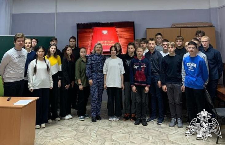 В День Конституции России росгвардейцы провели тематические мероприятия для школьников Московской области