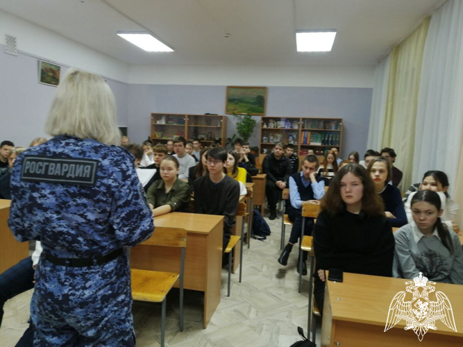 В День Конституции России росгвардейцы провели тематические мероприятия для школьников Московской области