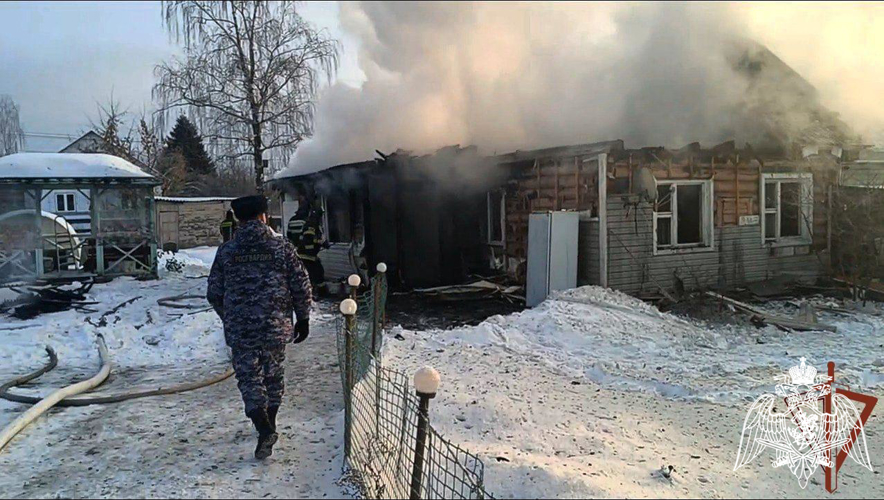 Сотрудники Росгвардии спасли пожилую женщину из горящего дома в Подмосковье (Видео)