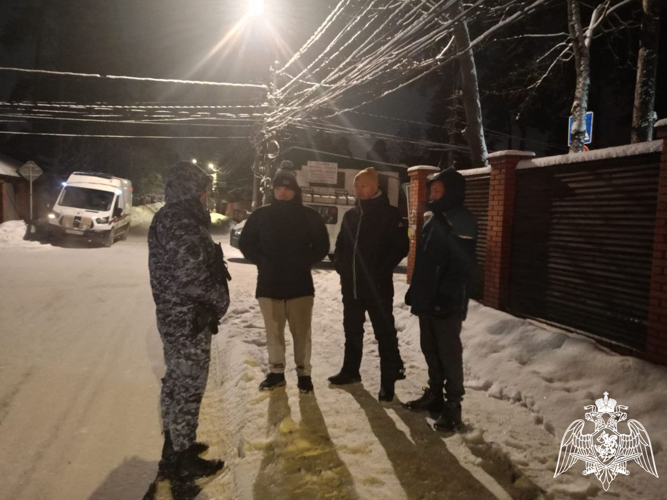 Сотрудники Росгвардии спасли шесть человек из горящего дома в Подмосковье
