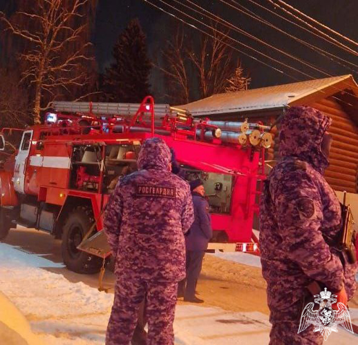 Сотрудники Росгвардии спасли шесть человек из горящего дома в Подмосковье