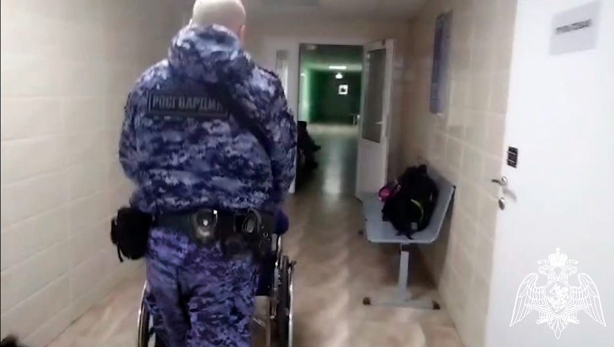 Росгвардейцы оказали первую помощь женщине, получившей травму на скользкой дороге в Подмосковье