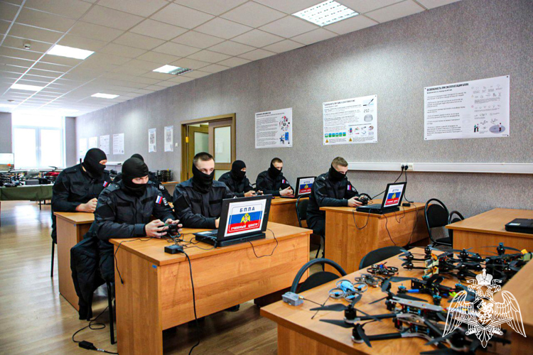 В ЦЕНТРЕ ПОДГОТОВКИ ОПЕРАТОРОВ И ТЕХНИКОВ БПЛА РОСГВАРДИИ ПОКАЗАЛИ ПРИМЕНЕНИЕ ДРОНОВ В РАЗЛИЧНЫХ УСЛОВИЯХ