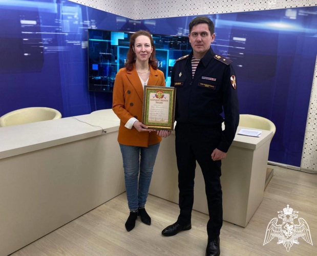 Сотрудники Росгвардии Подмосковья поздравляют журналистов с Днем российской печати