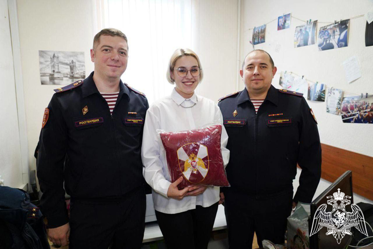 Сотрудники Росгвардии Подмосковья поздравляют журналистов с Днем российской печати