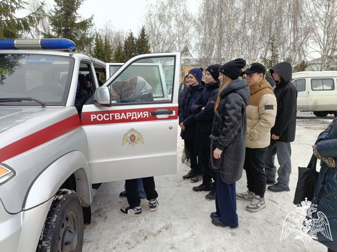 В Подмосковье сотрудники Росгвардии провели акцию «День открытых дверей» для школьников 
