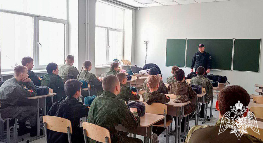 В День защитника Отечества сотрудники подмосковного ОМОН «Русич» встретились с юнармейцами