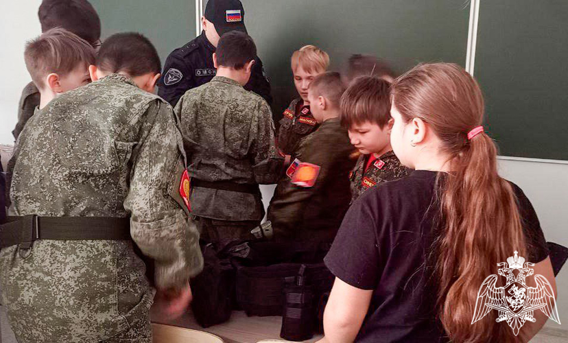В День защитника Отечества сотрудники подмосковного ОМОН «Русич» встретились с юнармейцами