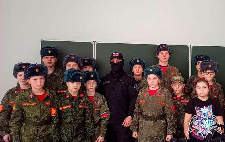 В День защитника Отечества сотрудники подмосковного ОМОН «Русич» встретились с юнармейцами  