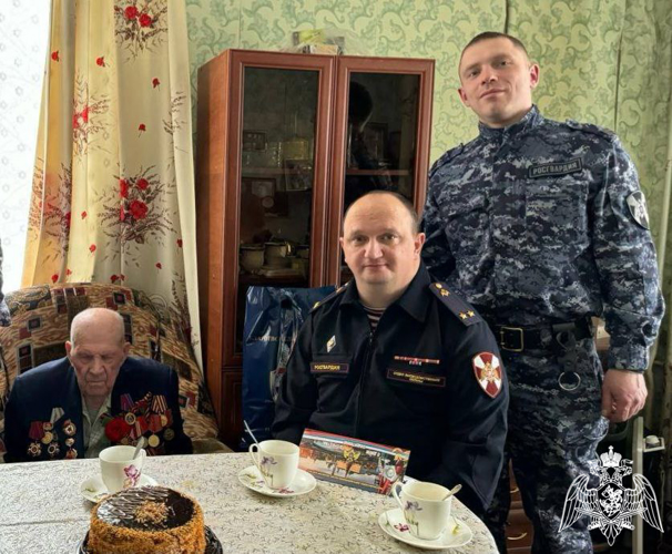 В Подмосковье сотрудники Росгвардии поздравили с Днем защитника Отечества ветерана Великой Отечественной войны