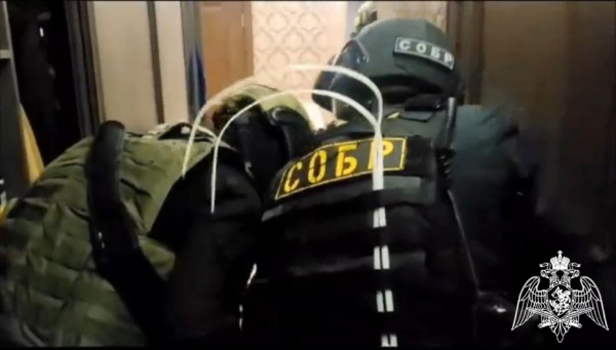 Cпецназ Росгвардии задержал троих мужчин, подозреваемых в разбойном нападении и хищении имущества в особо крупном размере (Видео)