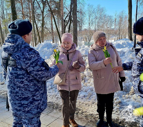 В преддверии 8 марта сотрудники Росгвардии поздравили жительниц Подмосковья