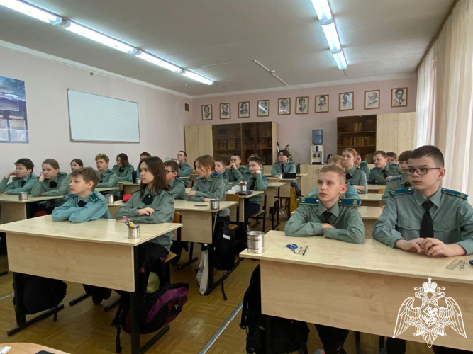 В Московской области кадеты гвардейского класса Росгвардии изготовили окопные свечи для бойцов, находящихся в зоне СВО (видео)
