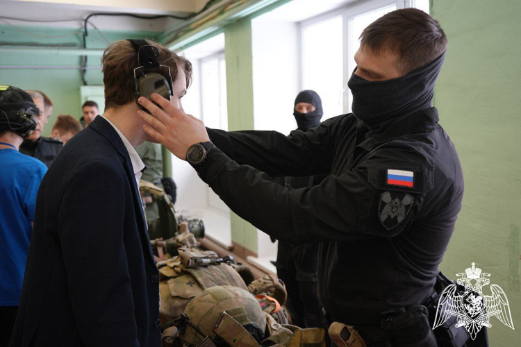 В Московской области сотрудники ОМОН «Пересвет» Росгвардии встретились с курсантами «Гвардейской смены»
