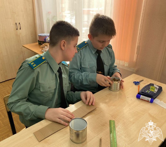 В Московской области кадеты гвардейского класса Росгвардии изготовили окопные свечи для бойцов, находящихся в зоне СВО (видео)