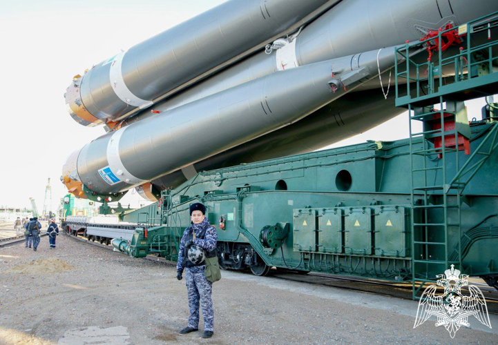 Сотрудники Росгвардии обеспечили безопасность транспортировки ракеты-носителя «Союз-2.1а» и пилотируемого корабля «Союз МС-25» на космодроме «Байконур»