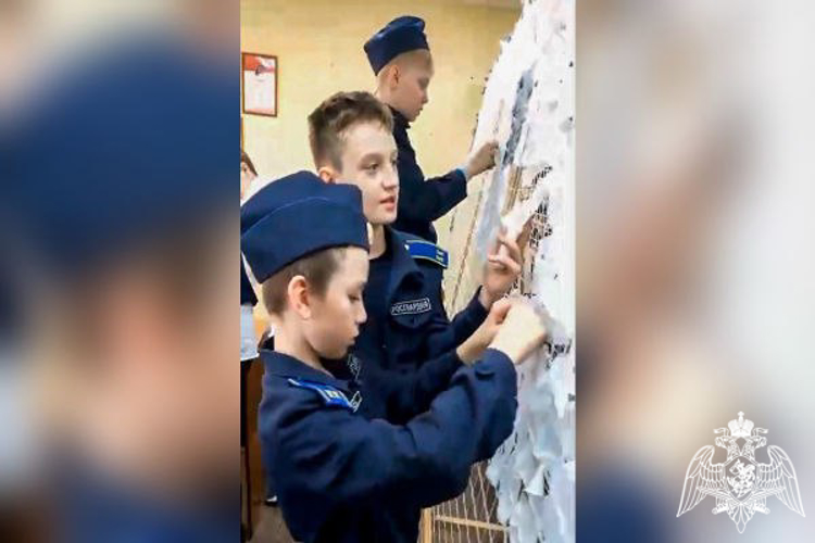 В Подмосковье кадеты гвардейского класса Росгвардии изготовили для участников СВО маскировочную сеть (видео)