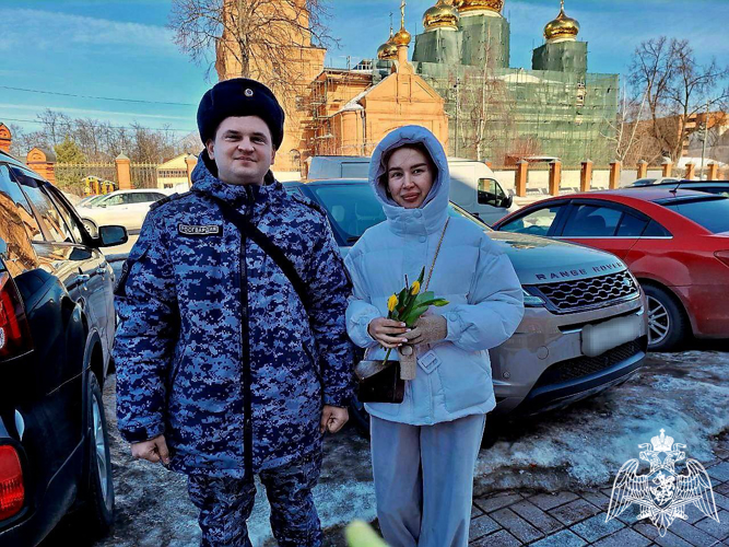 В преддверии 8 марта сотрудники Росгвардии поздравили жительниц Подмосковья 