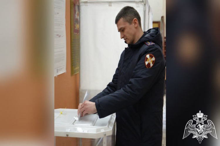 В Московской области росгвардейцы участвуют в голосовании на выборах Президента России